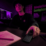 dumbphone 2025 posé sur bureau moderne