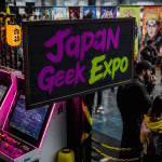 Vue hall Japan Geek Expo avec bornes rétro-gaming et cosplayers