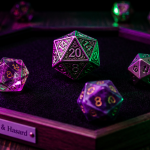 d20 équilibré sur piste de lancer feutrine