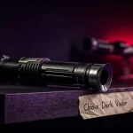 sabre laser dark vador en studio sombre, lame rouge halo néon