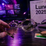 Tendance lunettes 2025 : lunettes oversize en acétate transparent