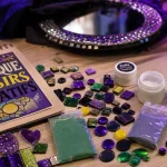 Mosaique loisirs créatifs en vrac sur table, plaques prêtes et colle en atelier