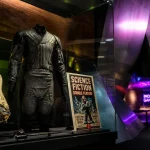 Musée de la pop culture MoPOP Seattle : vitrine rock, costume SF et affiche
