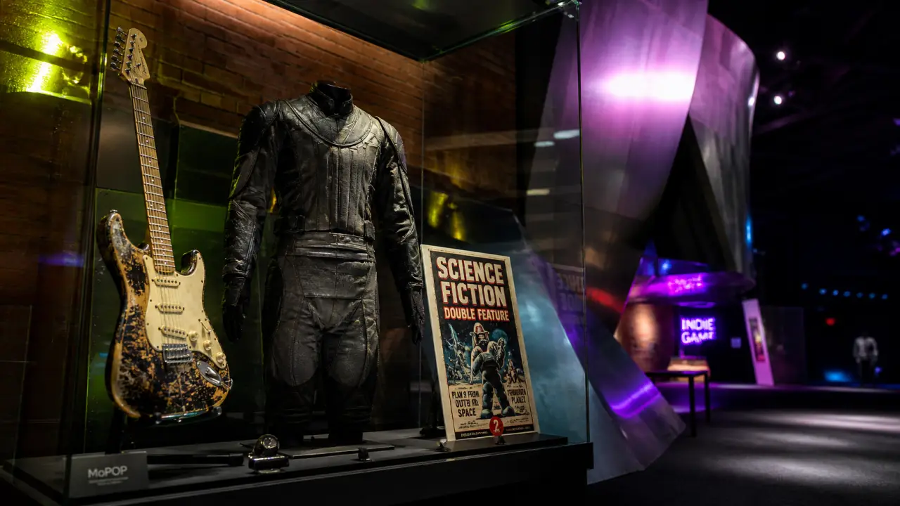 Musée de la pop culture MoPOP Seattle : vitrine rock, costume SF et affiche