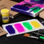 Peinture pour loisirs créatifs sur table d’atelier : acrylique, gouache, pinceaux et supports