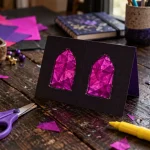 Loisirs créatifs enfants : ciseaux, colle et papier sur table