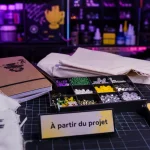 Loisirs créatifs fournitures sur un bureau créatif : outils et consommables